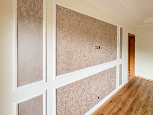 Wohnzimmer Renovierung Wanddekoration durch gestalterische Akzente Malerarbeiten und Tapezierarbeiten